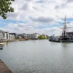 Lovely Harbourside Apartment With Free Parking